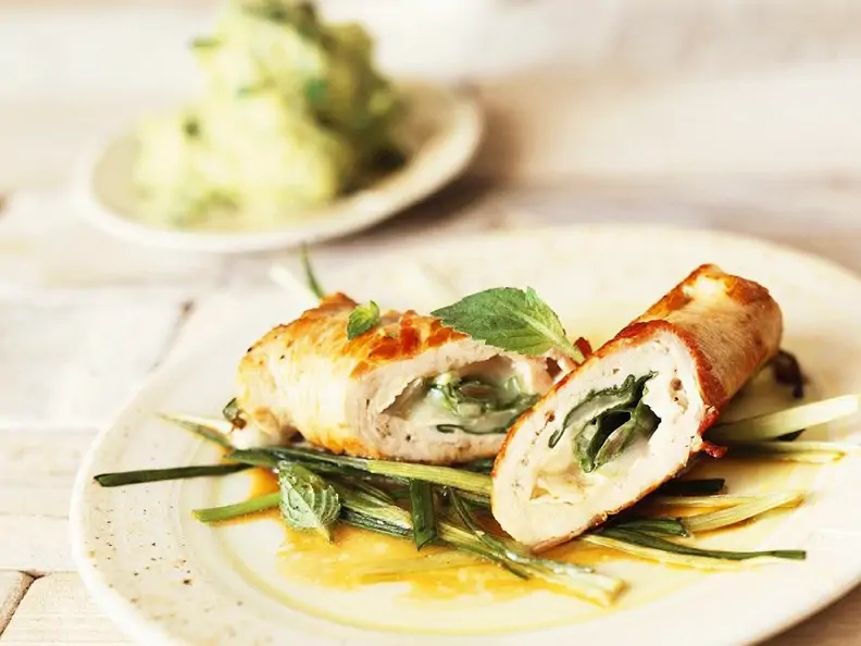 Putenroulade mit Gemüse gefüllt