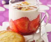 Panna cotta mit Erdberen und Mandeln