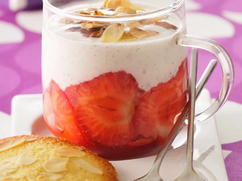 Panna cotta mit Erdberen und Mandeln