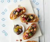 Bruschetta mit Nusspesto und Weintrauben