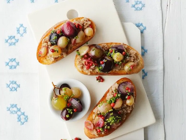 Bruschetta mit Nusspesto und Weintrauben