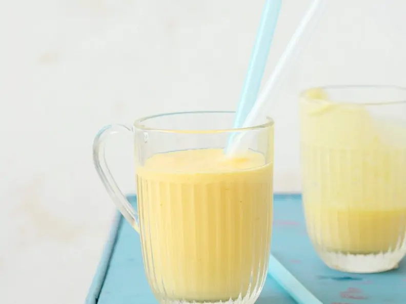 Mangosmoothie mit Kokos