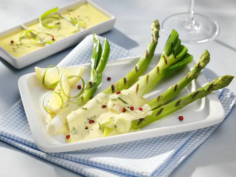 Gegrilltes Frühlingsgemüse mit Zitronen-Hollandaise