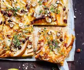 Birnen-Gorgonzola-Tarte mit Nüssen und Thymian