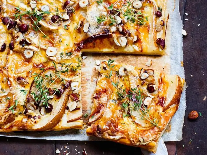 Birnen-Gorgonzola-Tarte mit Nüssen und Thymian