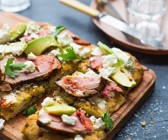 Focaccia vom Grill mit Steakstreifen und Ziegenkäse