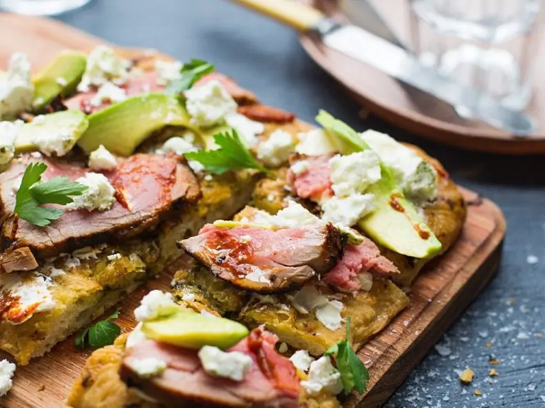 Focaccia vom Grill mit Steakstreifen und Ziegenkäse