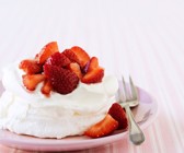 Mini-Pavlovas mit Erdbeeren