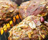Lammsteaks mit Schalotten-Marinade