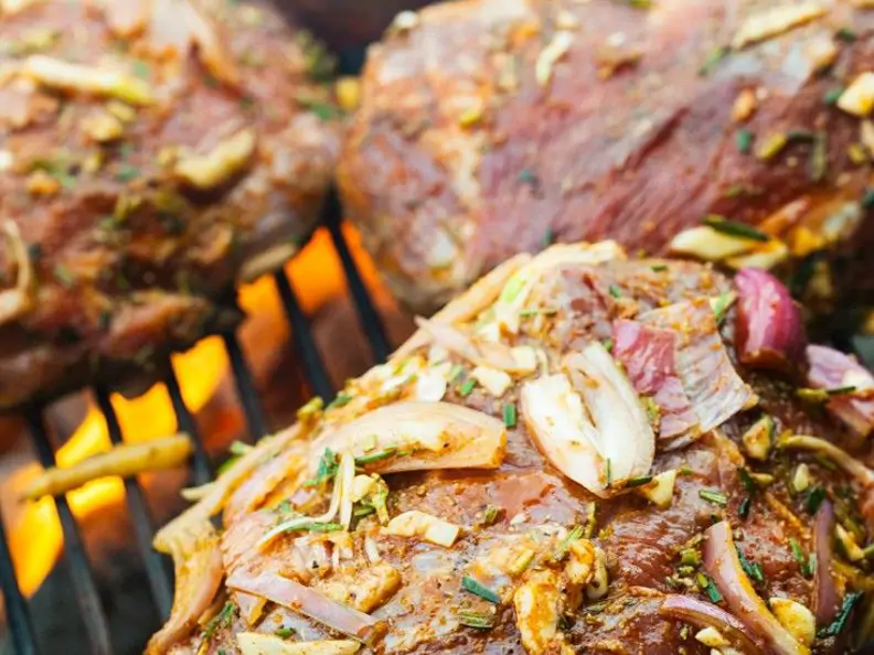 Lammsteaks mit Schalotten-Marinade