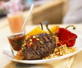 Frikadelle vom Grill mit Paprikaschoten und scharfer Sauce