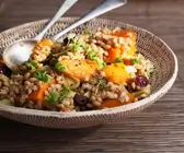 Gerstensalat mit Kürbis, Lauch und Cranberries