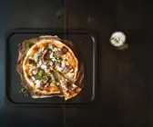 Orientalische Pizza mit Lamm und Feta