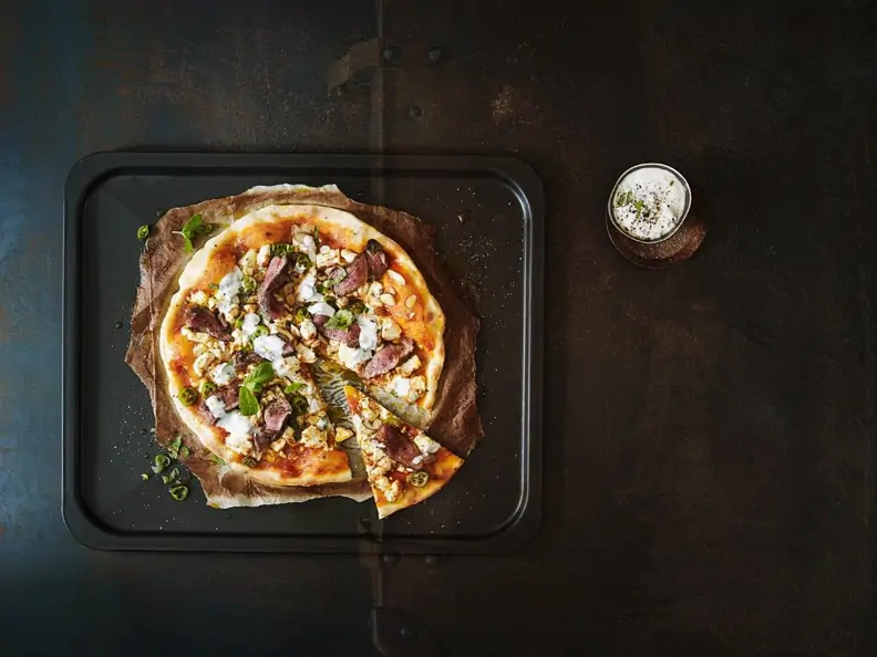Orientalische Pizza mit Lamm und Feta