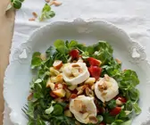 Feldsalat mit Ziegenkäsetalern