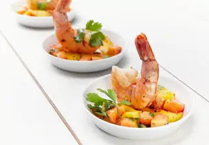 Scampi auf pikantem Fruchtsalat