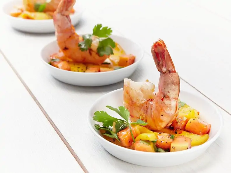 Scampi auf pikantem Fruchtsalat