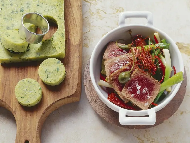 Thunfisch auf Gemüse mit Polenta