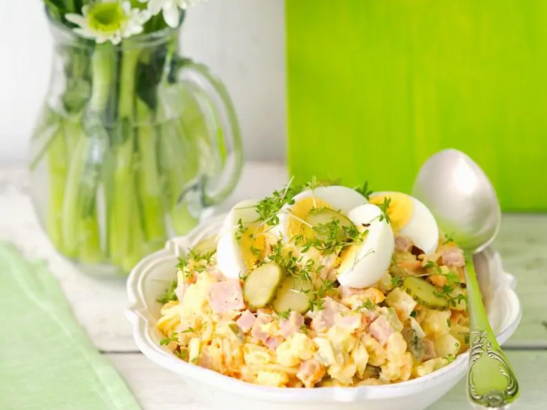 Kartoffelsalat mit Schinken und Ei