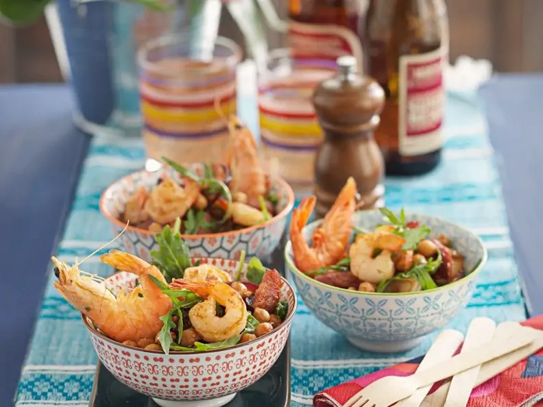 Kichererbsensalat mit Shrimps und Knoblauchwurst