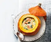 Kokos-Garnelen-Suppe im Kürbis