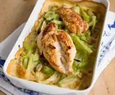 Hühnerbrust mit gratiniertem Brokkoli-Zucchini-Gemüse