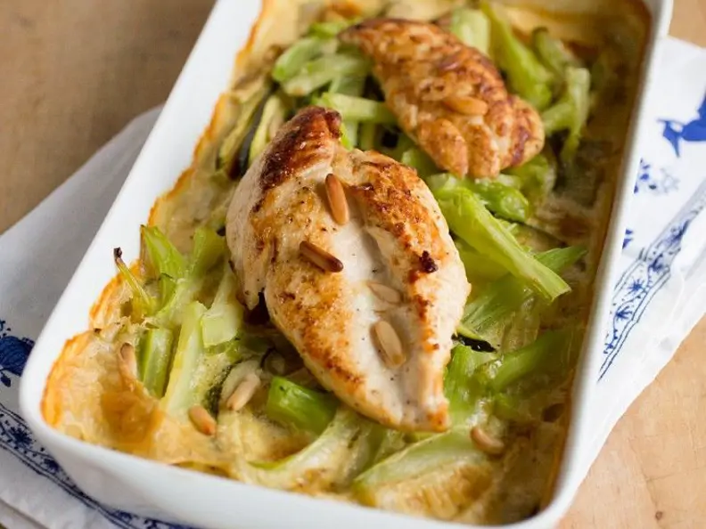 Hühnerbrust mit gratiniertem Brokkoli-Zucchini-Gemüse