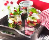 Salat mit Himbeeren, Mozzarella und Pinienkernen