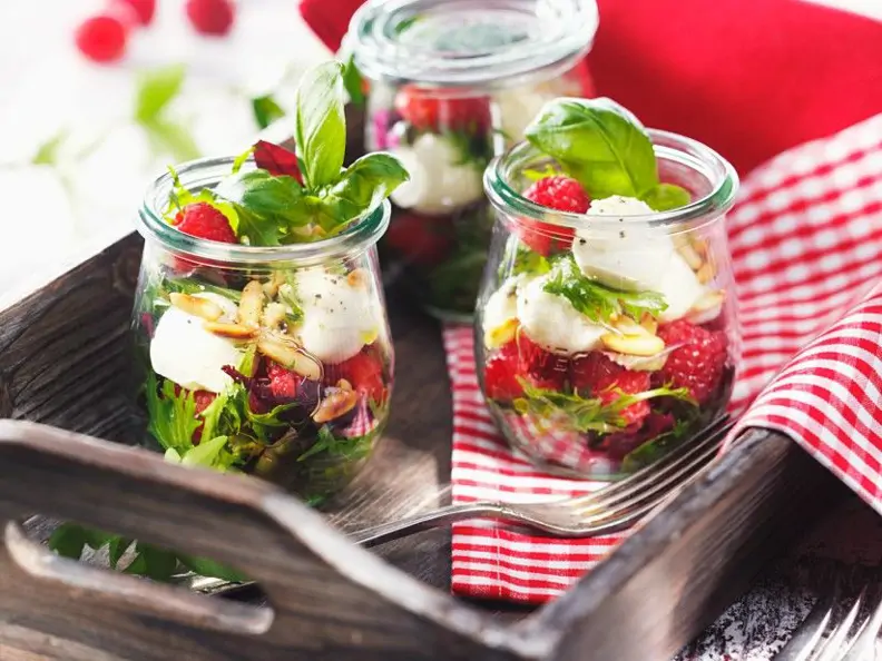 Salat mit Himbeeren, Mozzarella und Pinienkernen