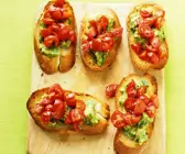 Röstbrote mit Avocadocreme und Tomaten