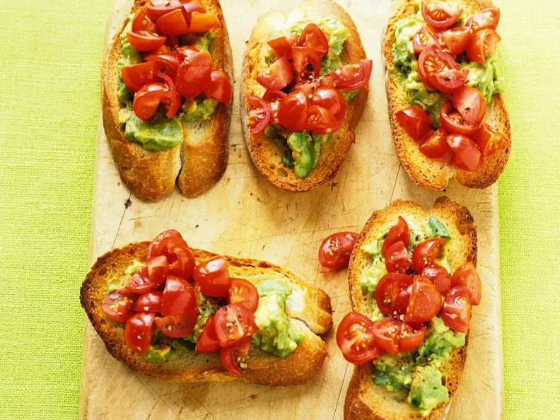 Röstbrote mit Avocadocreme und Tomaten