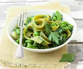 Bandnudeln mit dicken Bohnen, Spinat und Pesto