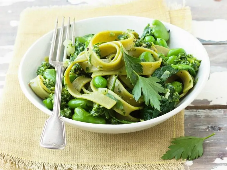 Bandnudeln mit dicken Bohnen, Spinat und Pesto