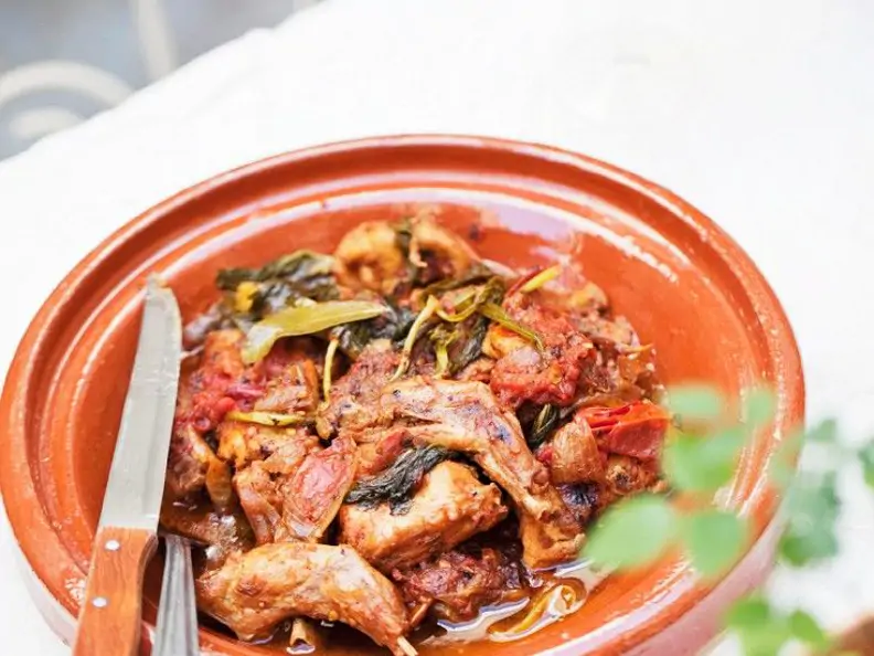 Geschmortes Kaninchen mit Gemüse