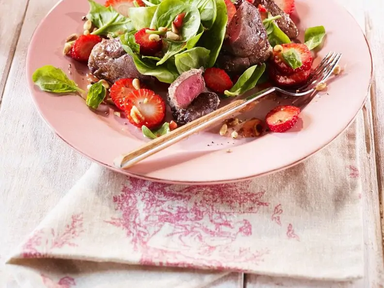 Spinatsalat mit Entenleber und Erdbeeren