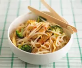Hähnchen mit Reisnudeln aus dem Wok