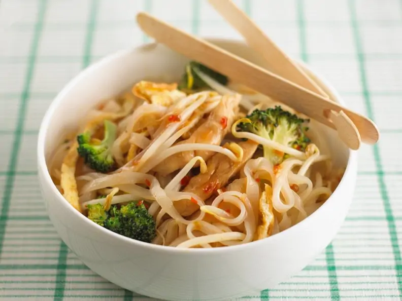 Hähnchen mit Reisnudeln aus dem Wok