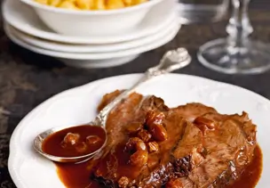 Sauerbraten mit Lebkuchen-Rosinen-Sauce