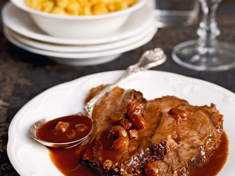 Sauerbraten mit Lebkuchen-Rosinen-Sauce