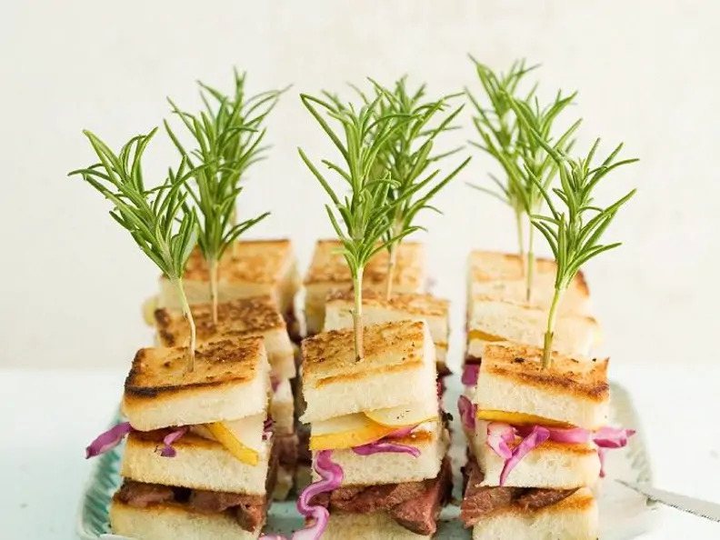 Tramezzini-Häppchen mit Steak, Birne und Rosmarin