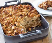 Pikanter Brotauflauf mit Lauch und Hack