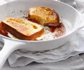Gebratenes Käsesandwich mit Erdbeeren