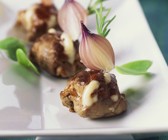 Rindfleischröllchen mit geräuchertem Käse