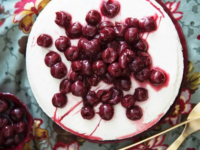 Cheesecake mit Kirschsauce