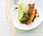 Lachsforelle in Teriyakisauce mit grünem Püree