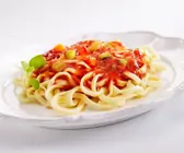 Pasta mit Zucchini und Tomaten