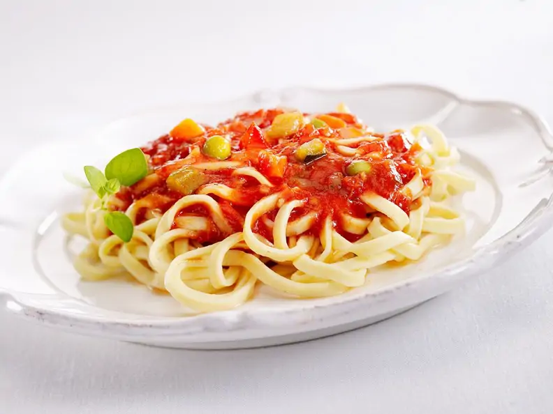 Pasta mit Zucchini und Tomaten