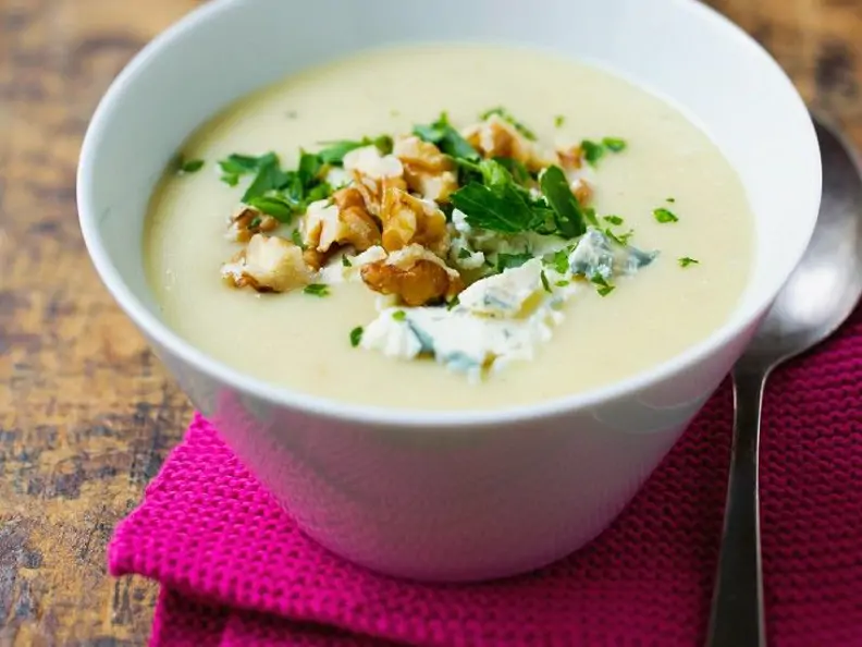 Cremige Selleriesuppe mit Blauschimmelkäse