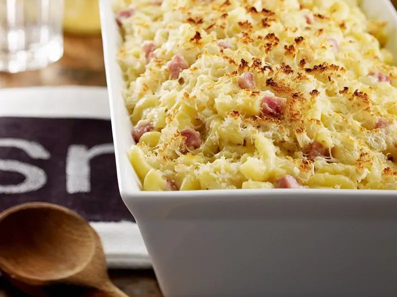 Nudelgratin mit Käse und Schinken