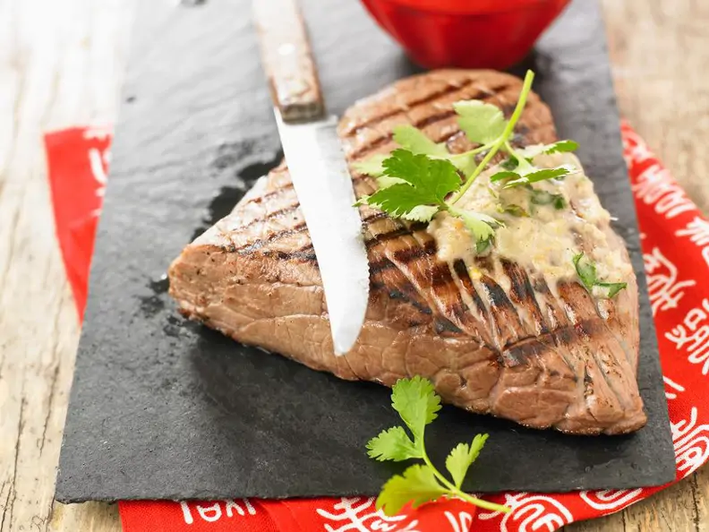 Rinderhüftsteak mit Korianderdip